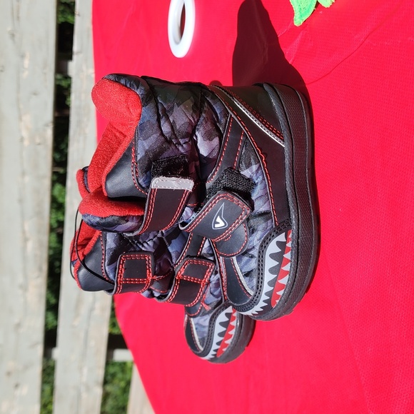Boys Winter Snow Boots Black and Red Shark Design Size 6 - Picture 4 of 9